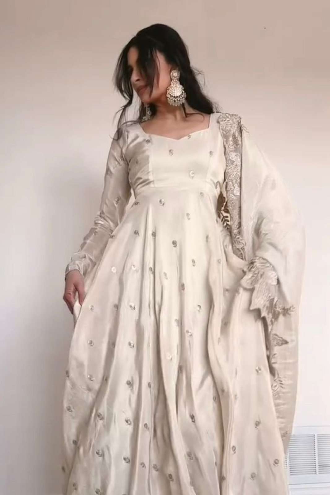 SHRI BALAJI KD 1506 CHINON THREAD SEQUENCED GOWNS