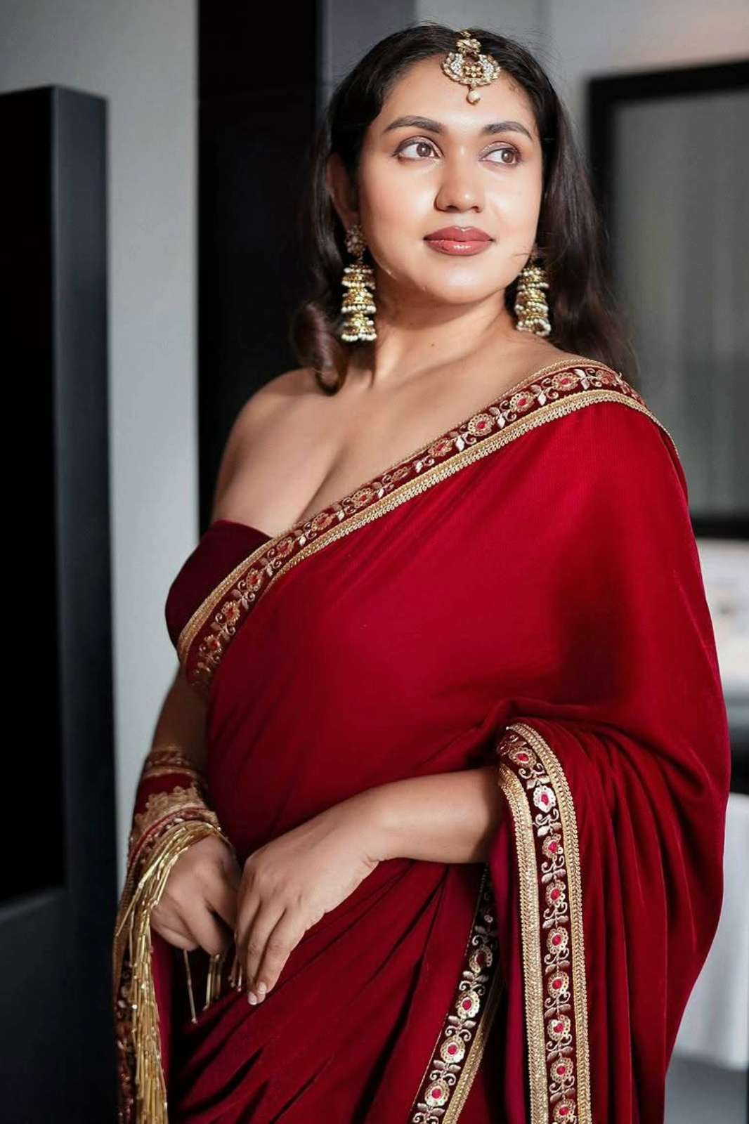 Shri Balaji Emporium BT1293 Beautiful Velvet Embroidered Saree