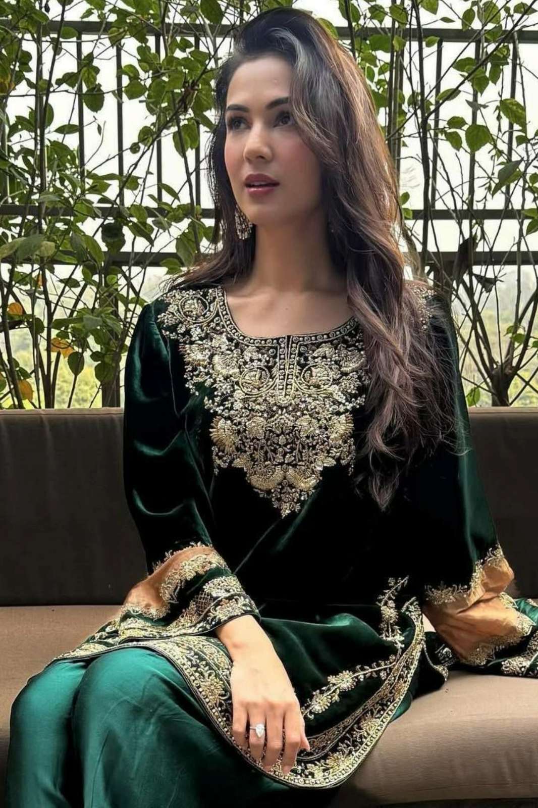 Shri Balaji Emporium DV 25186 Viscos Velvet Salwar Suit