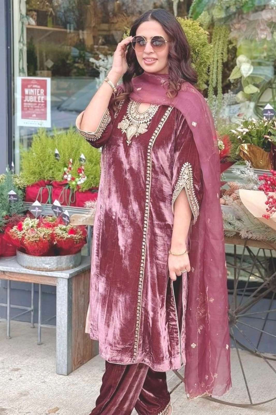 SHRI BALAJI SS 498 BEAUTIFUL PAKISTANI STYLE VELVET SUIT WITH HEAVY EMBROIDERY SEQUENCE WORK