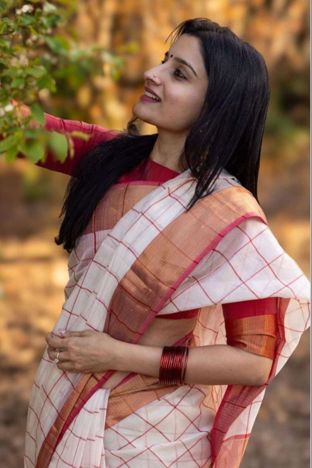 Shri Balaji Emporium MG497 Plain Linen Designer Digital Printed Saree