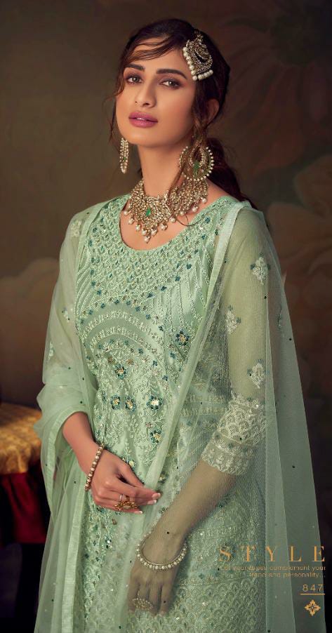 Pin by ANNA on Pakistani Bridal/Party wear | Pakistani wedding dresses,  Pakistani wedding outfits, Mother of the bride hair